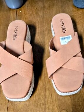 Dlish Crisscross Slide Sandals in Pink Like New